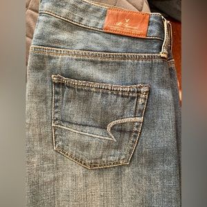 AE distressed jeans women size 8 NWOT never worn
